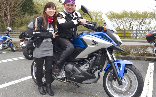 レンタルバイクで日本をツーリング中の陳さんご夫妻。台湾から12名のグループで訪日中だ。