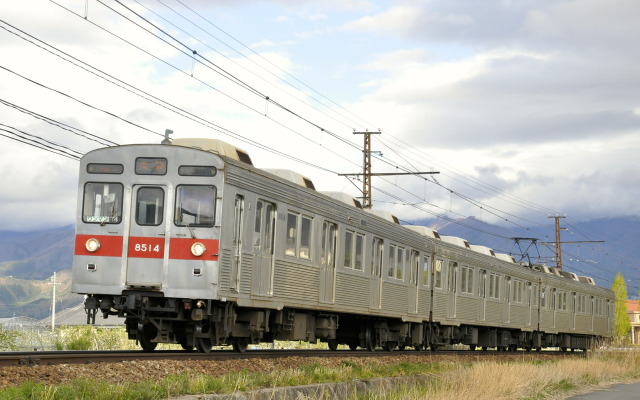 長野電鉄では毎月第三土曜日などに限り、小学生が無料で乗車できる「こども（小学生）無料乗車デー」を実施する写真は長野電鉄の普通列車。