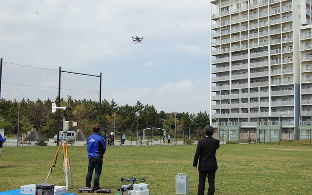 マンション屋上に物資を運ぶデモンストレーション飛行の様子