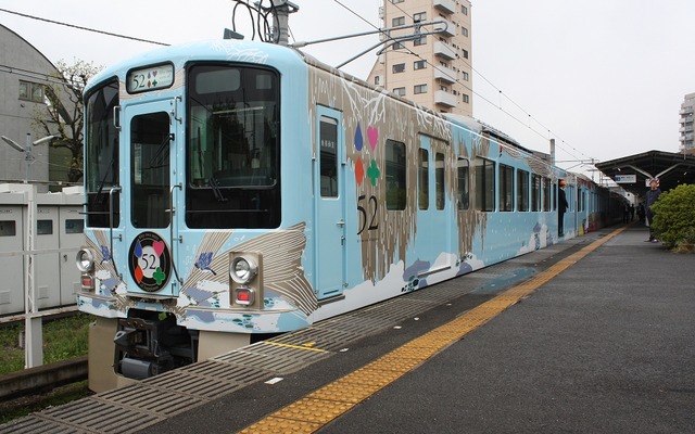 豊島園駅で報道公開された4000系改造の観光電車「52席の至福」（写真先頭は4号車）。4月17日から営業運行を開始する。