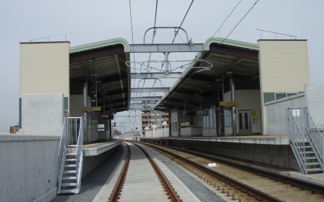 高架化工事がほぼ完了した近鉄名古屋線の川原町駅。2014年の下り線（右）に続き、上り線（左）も5月7日から高架線に切り替えられる。