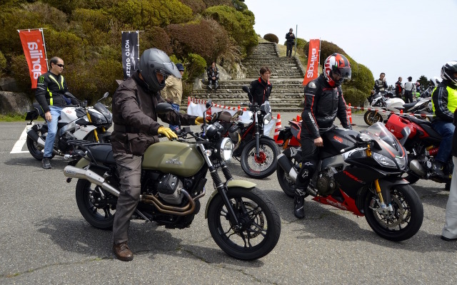 4月10日（日）、ターンパイク箱根のスカイビューラウンジ駐車場にておこなわれたアプリリアとモト・グッツィの試乗会。