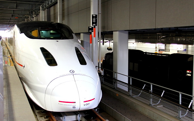 回送列車の脱線事故が発生した九州新幹線は引き続き全線で運休する。