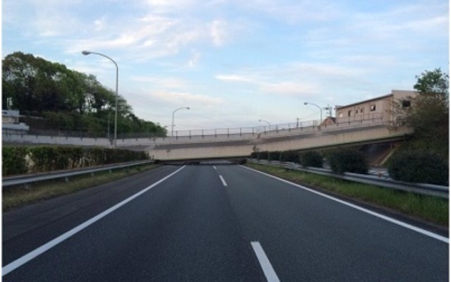 九州自動車道 緑川PA186.9kp付近　 跨道橋（府領橋）の被害状況
