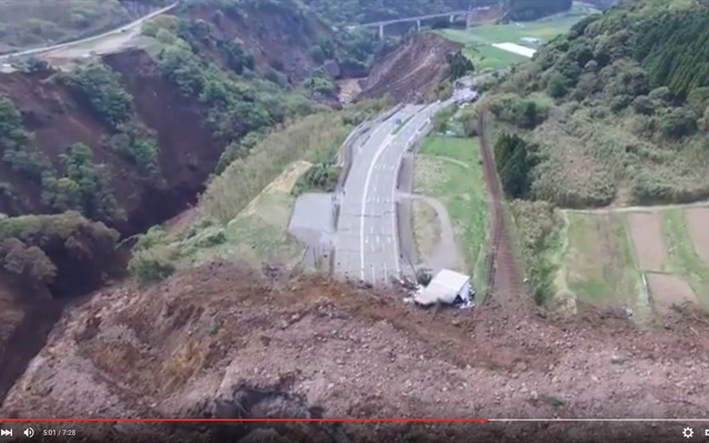 国土地理院がドローンで空撮した土砂崩れの現場。国道57号と豊肥線が土砂で埋まり、レールや枕木が土砂の流れにつられて路盤から外れているのが見える。