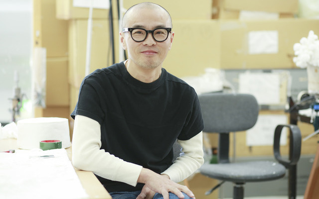 ヘアメイクアーティストの加茂克也さん。アトリエで話を聞いた