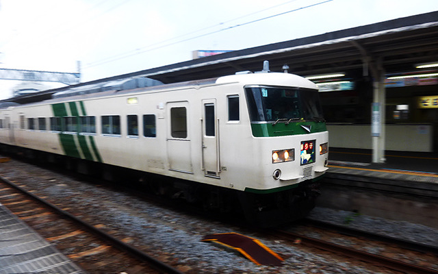 JR東日本は東海道線の特急『踊り子』で指定席の検札省略サービスを実施する。写真は伊東駅に入る『踊り子』。