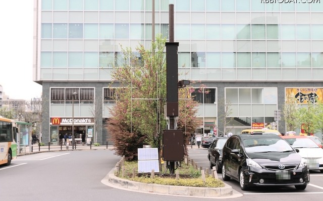 東京・秋葉原駅前に設置されている緊急速報「エリアメール」対応警報装置（撮影：防犯システム取材班）