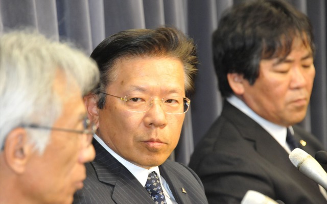 燃費の不正について謝罪する三菱自動車の役員（左から中尾龍吾副社長、相川哲郎社長、横幕康次執行役員