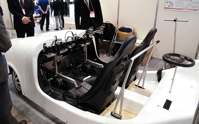 東京大学が公開した、押し引き型操舵システムとスキッドステアを組む『Stavic-4H』（次世代モビリティ展、千葉・幕張メッセ、4月20～22日）