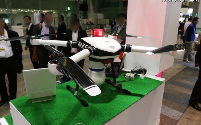 「空飛ぶパトカー」ともいえるデザインをした「FRG-Pato」。赤外線カメラと2つの赤色灯を搭載した特殊機体となっている（撮影：防犯システムNAVI）