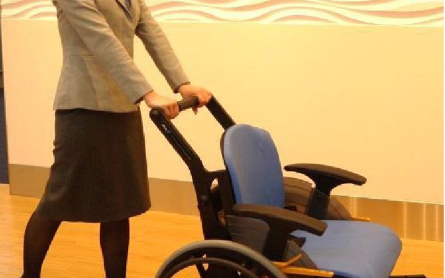 空港・機内用樹脂製車いす「モルフ」