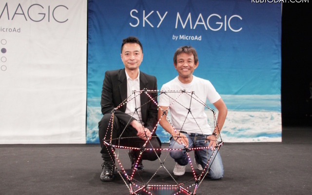 クリエイティブディレクターに就任した高城剛氏(右)とマイクロアド社の渡辺健太郎氏(左)