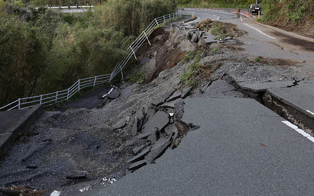 熊本地震で崩落した道路