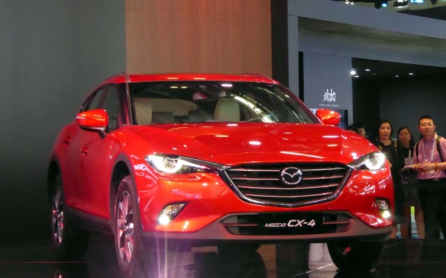 多くのフラッシュを浴びて登場したCX-4