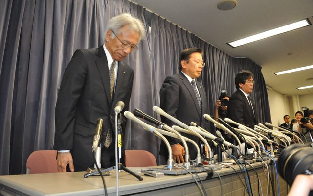 燃費の不正について謝罪する三菱自動車の役員（左から中尾龍吾副社長、相川哲郎社長、横幕康次執行役員）