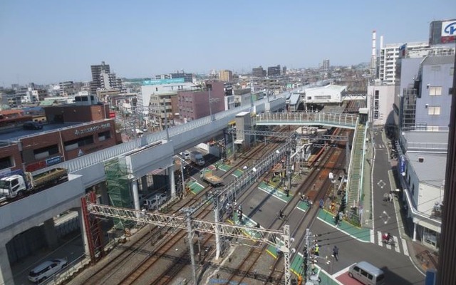 地上に複々線の線路が設けられている竹ノ塚駅付近。下り急行線が写真左側の高架線に切り替えられる。