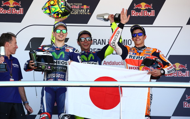 MotoGP第4戦スペインGPの表彰式で、熊本にエールを送る日本国旗が振られた