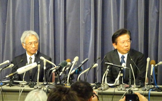 三菱自動車工業の相川哲郎社長と中尾龍吾副社長は4月26日、国土交通省で燃費データの不正問題について記者会見を行った