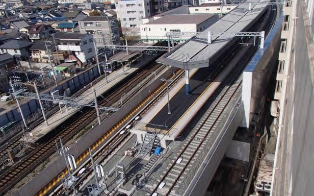 高架化工事が進む高石駅。5月から下り線のみ高架化される。