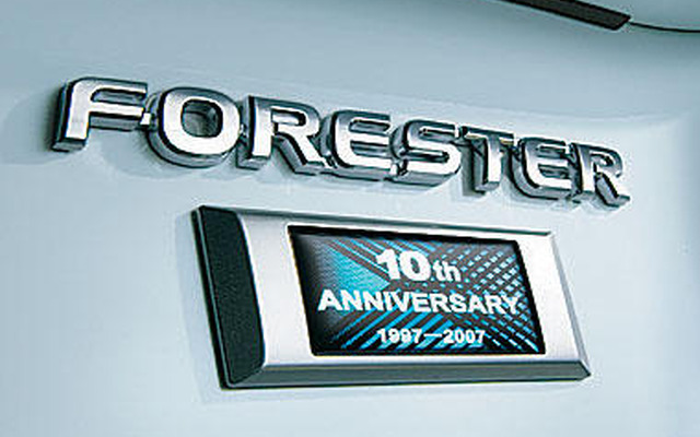 スバル フォレスター に発売10周年記念特別仕様車を設定して発売