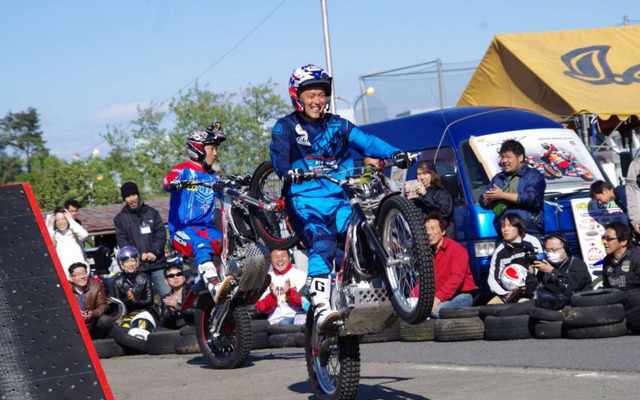 本多元治選手（手前）と小林直樹氏のホンダトライアルデモンストレーションチームによるライディングアドバイスとデモ走行