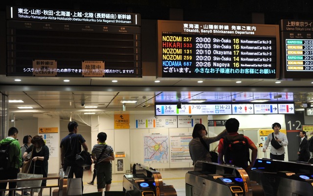 表示ができなくなったJR東日本新幹線表示（左）。運行は正常で、隣のJR東海の新幹線、在来線の表示に問題はない(4日19時・東京駅）