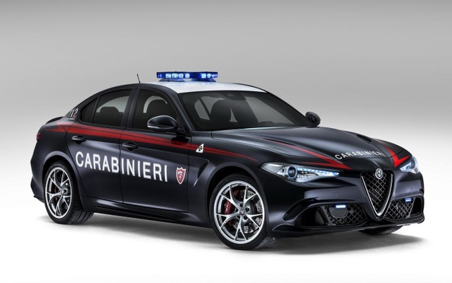 イタリア警察に配備されたアルファロメオ ジュリア 新型のクアドリフォリオ