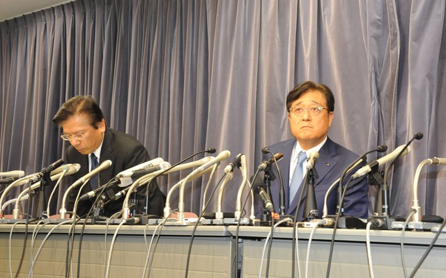 3度目の会見に臨む三菱自動車、益子会長（右）、相川社長（左）