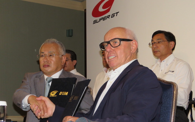 合意書にサインし、握手を交わす坂東GTA代表とアウフレヒトITR会長。