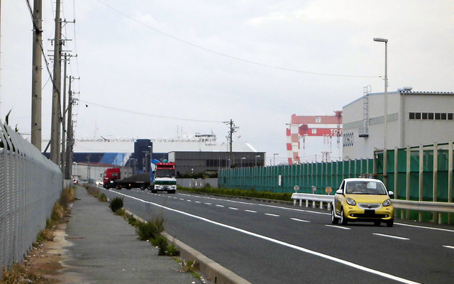 三河港神野地区の岸壁（水深12m）に着いた自動車運搬船