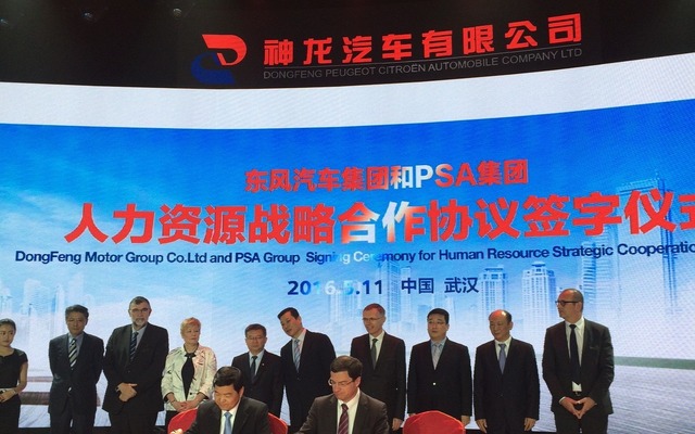 仏PSAグループと中国東風汽車の提携拡大調印式