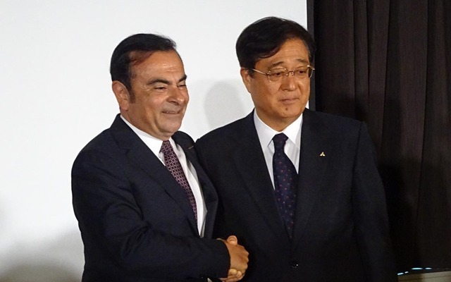 日産自動車のカルロス・ゴーン社長と三菱自動車工業の益子修会長（12日）