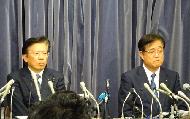 三菱自動車工業の相川哲郎社長と益子修会長（18日）
