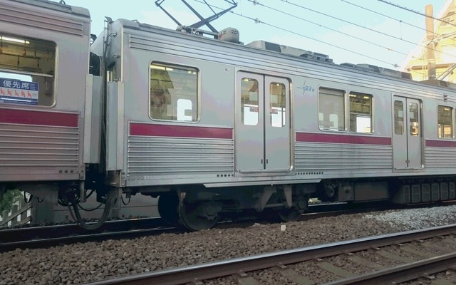 東武鉄道東武東上線の中板橋駅（東京都板橋区弥生町）付近で脱線した普通列車