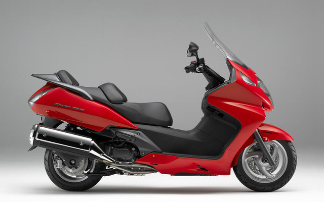 ホンダ、シルバーウイング 400 のカラーリングを変更して発売