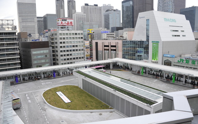 4階のバスターミナル部分を上から望む「バスタ新宿」