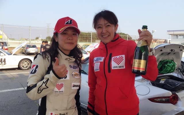 3位の小松寛子選手（左）と井原慶子プロジェクトリーダー（右）