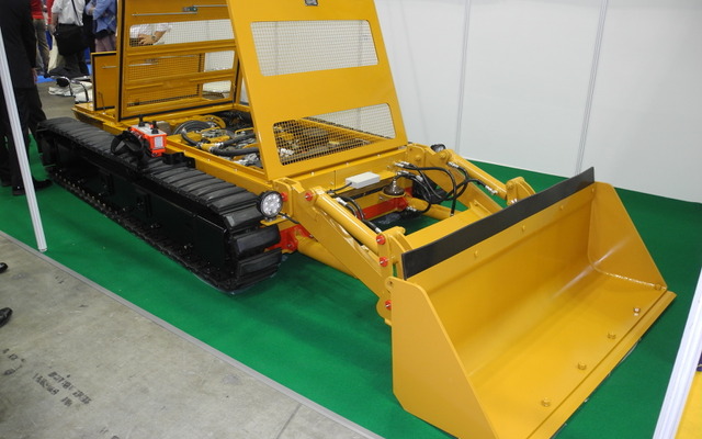 ヤマモトロックマシンが開発した車高が50cmのブルドーザー
