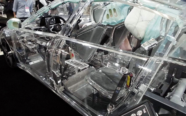 デトロイトモーターショー16で話題となったアクリルカー「ZF's acrylic car」を展示したゼット・エフ・ジャパン（人とくるまのテクノロジー展2016横浜）