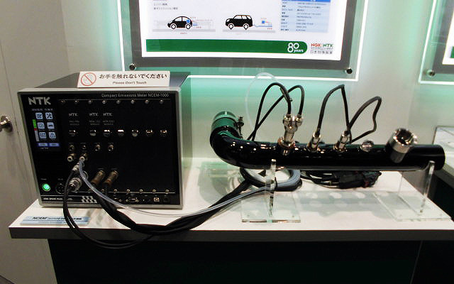 今秋発売のコンパクトマルチガス計測器を先行展示した日本特殊陶業（人とくるまのテクノロジー展2016横浜）