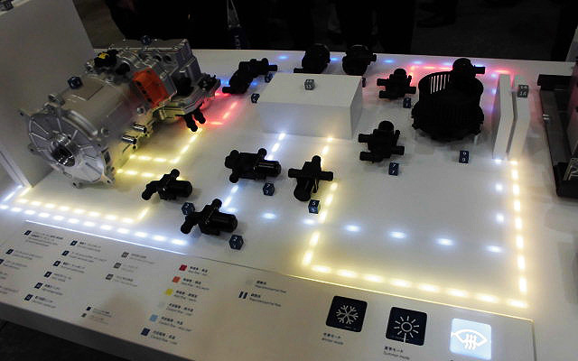 「電気自動車向けインテリジェント・サーマルマネジメント」などを展示したボッシュ（人とくるまのテクノロジー展2016横浜）