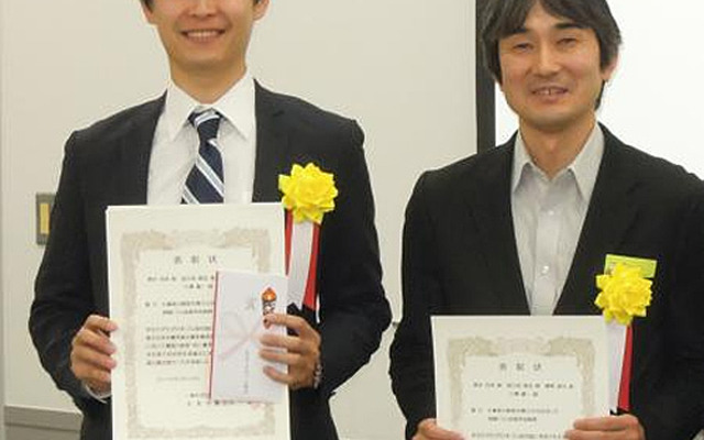 表彰状を手にする清水克典氏（左）と 網野直也氏