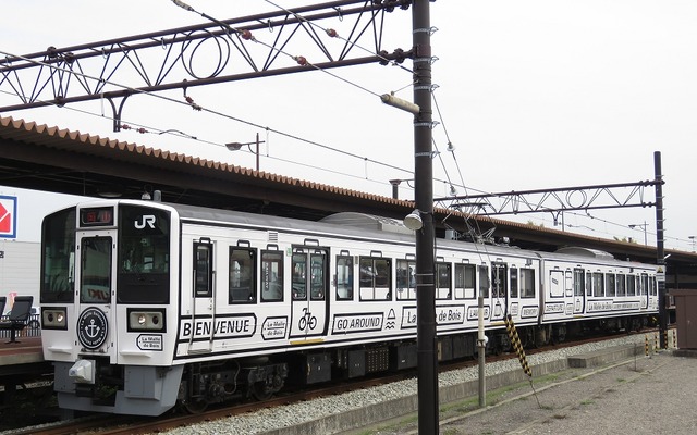 宇野駅に停車中の「ラ・マル・ド・ボァ」。7～9月は一部の日に限り宇野駅には向かわず四国に乗り入れる。