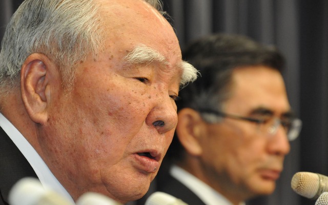 「不正が積み重なった」と謝罪するスズキ・鈴木治会長と鈴木俊宏社長（奥）