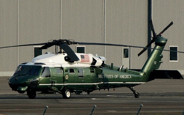 広島の夕陽に照らし出されるVH-60Nプレジデントホーク。大統領が搭乗すると「マリーンワン」と呼称される。