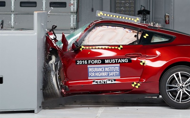 フォード マスタング 新型の米IIHS衝突テスト
