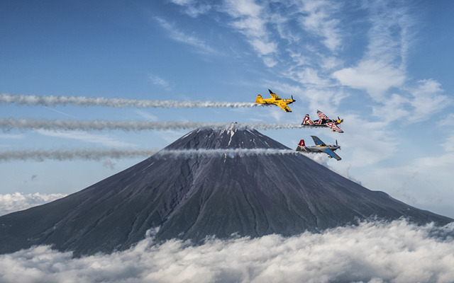 室屋義秀選手がエアレース・パイロットたちを率いて富士山でおもてなしフライト（6月1日）