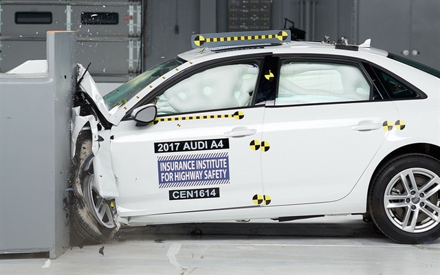 米IIHSのアウディ A4 新型の衝突安全テスト