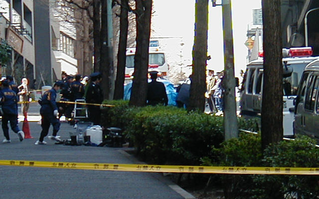 バイクから銃撃、乗用車の男性が死亡